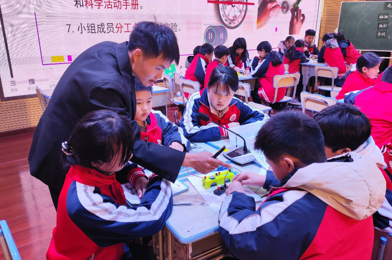 新晃：小学科学教师课堂“大秀场”，激活教育创新“新魔法”