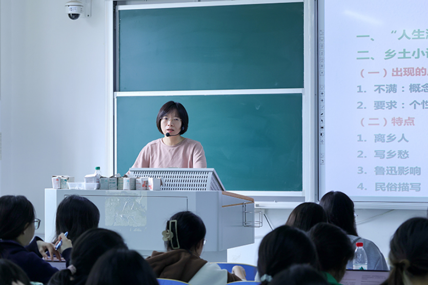 黄莹：十年秉烛育桃李 岭上春风化雨声