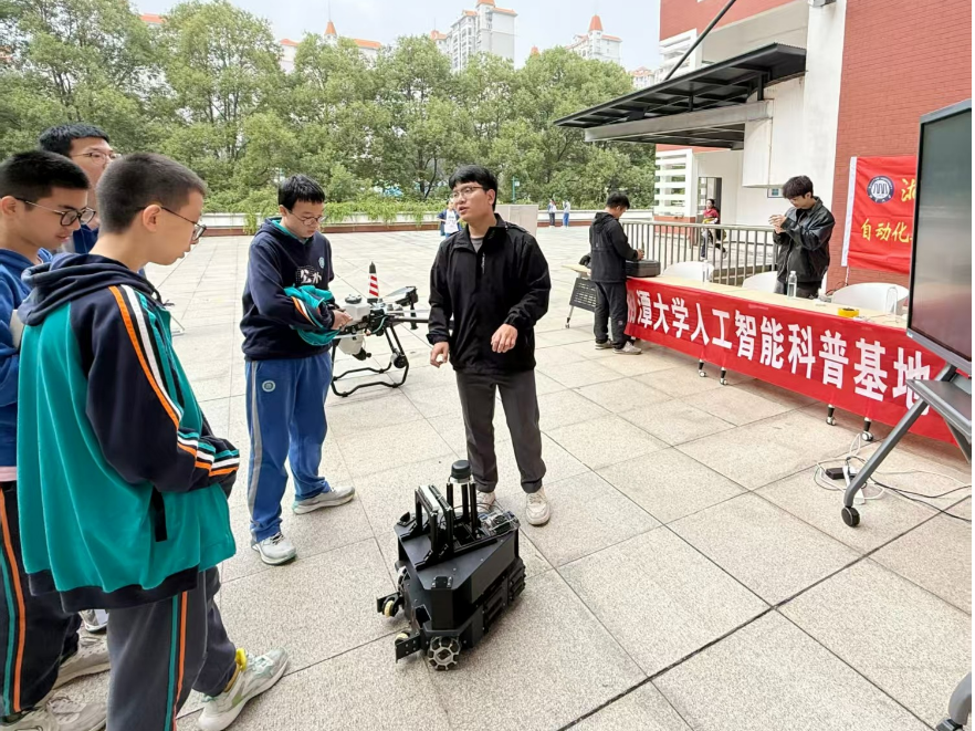 湘潭大学携AI科普进校园 点燃学子科技梦想
