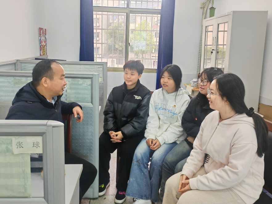 立德树人 躬耕教坛 | 汨罗市成人教育中心陈智：教育多面手