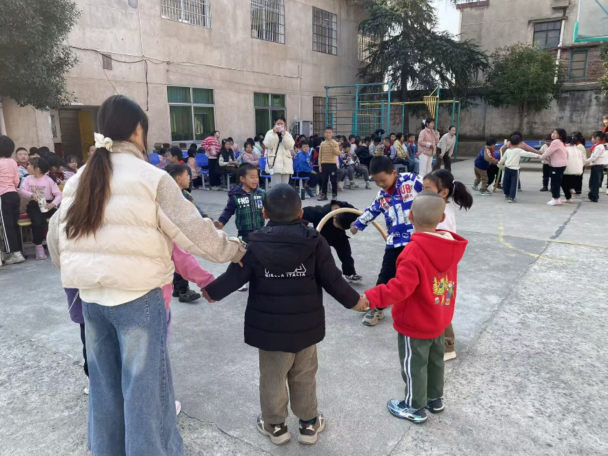 在趣味协作中学会团结，湘潭县石鼓镇珠山小学主题德育活动“寓教于乐”