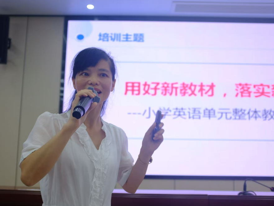 郑辉：三尺讲台写春秋 一片丹心育桃李
