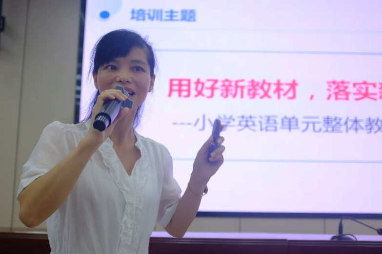 郑辉：三尺讲台写春秋 一片丹心育桃李