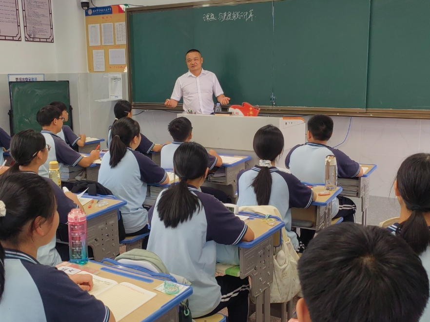 “校长，我们要向您发起挑战！” 资阳文昌中学行政团队“下沉一线”促教学相长