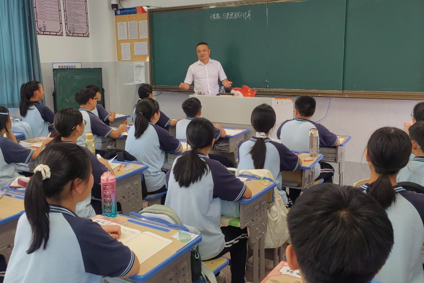 “校长，我们要向您发起挑战！” 资阳文昌中学行政团队“下沉一线”促教学相长