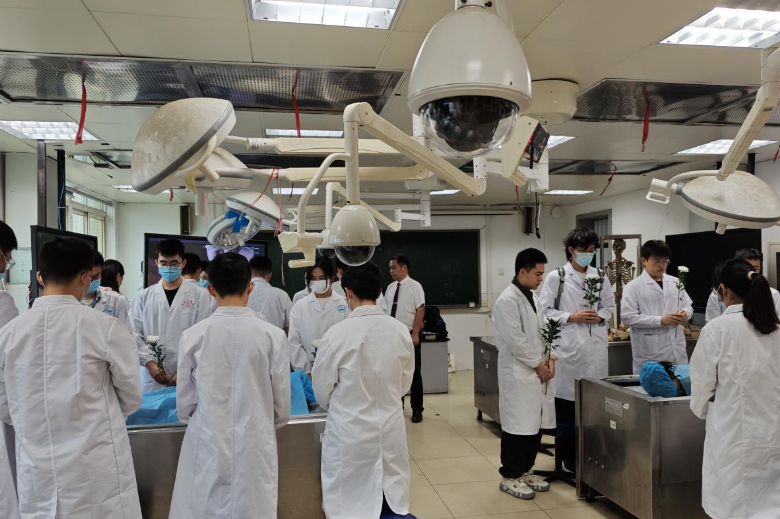 执解剖刀为笔  以无言师为书——湘雅医学院举行2025年秋季《局部解剖学》开课仪式