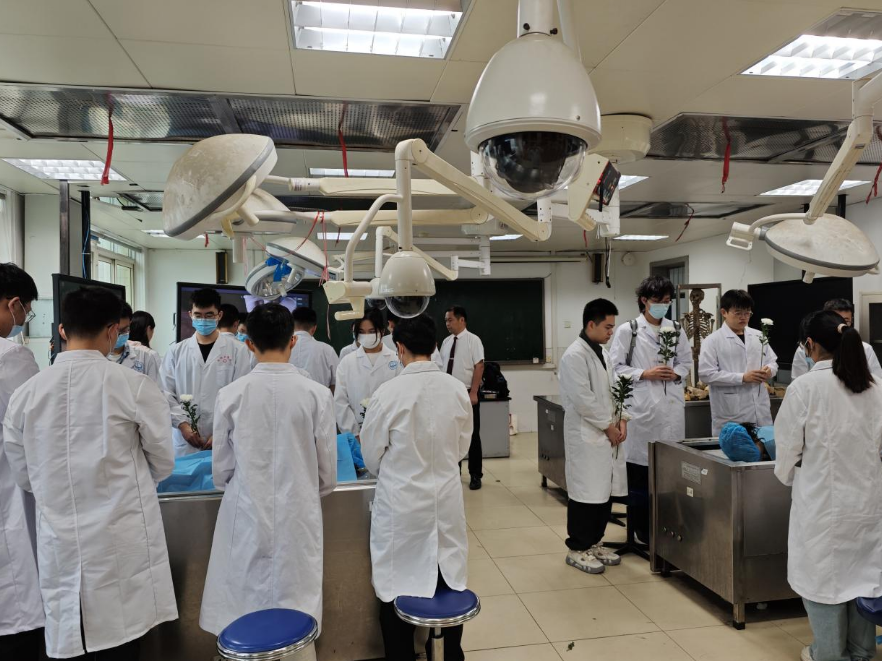 执解剖刀为笔  以无言师为书——湘雅医学院举行2025年秋季《局部解剖学》开课仪式