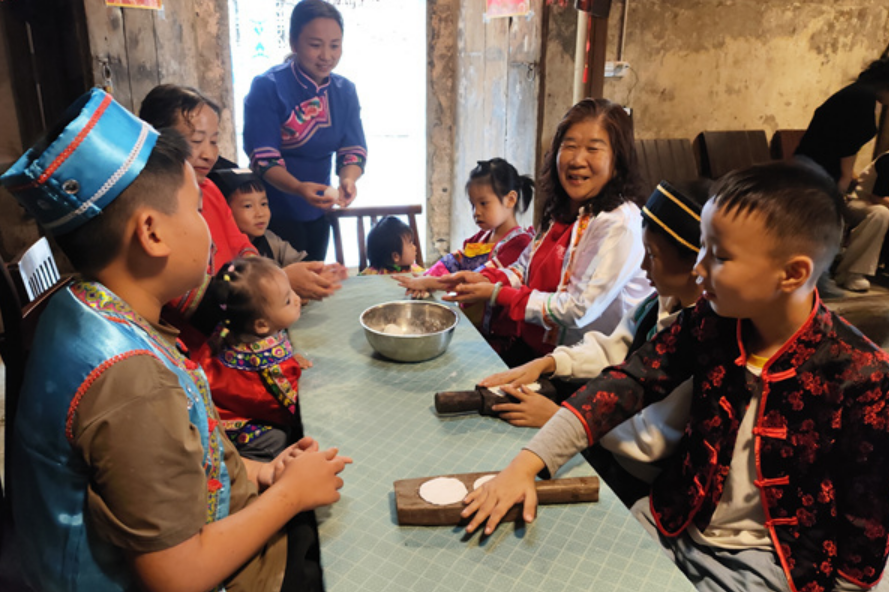 新晃：“五老”牵手留守儿童  双节同庆暖童心