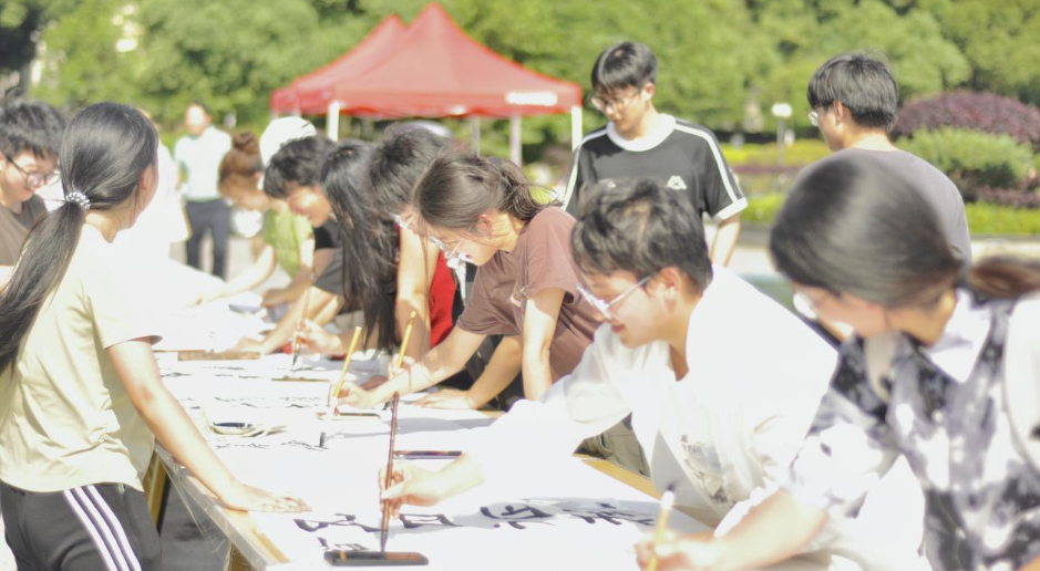 湘潭大学笔墨传薪火 百米长卷书法创作主题活动开展