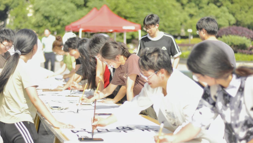 湘潭大学笔墨传薪火 百米长卷书法创作主题活动开展