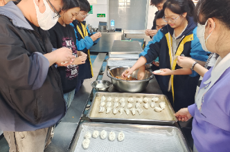 【耒阳站】顺湖中学：师生携手包饺子 暖意融融迎冬至