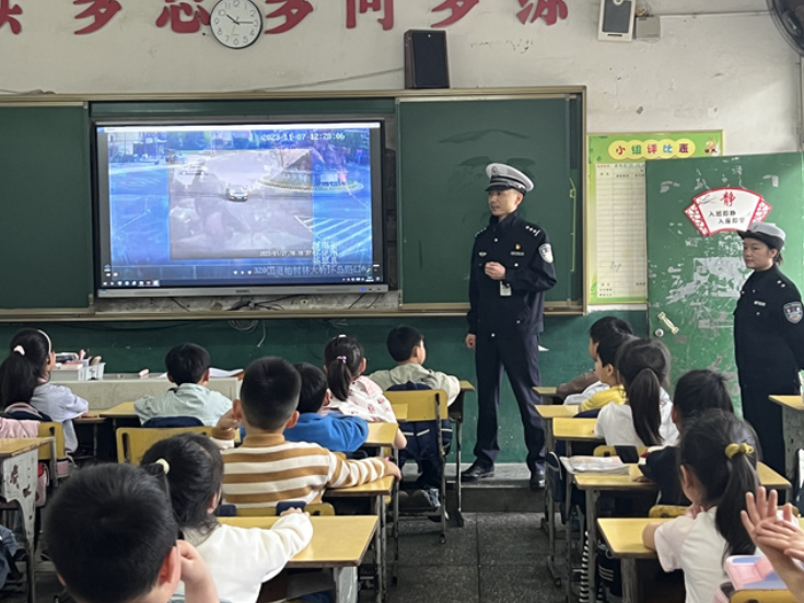 新晃一完小：教联体联动护成长 交通安全进校园