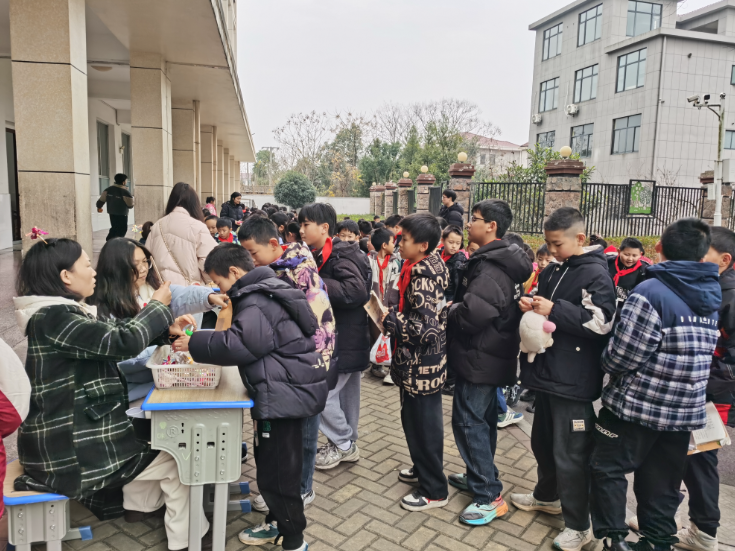 【鼎城区站】蔡家岗中学：笔墨书香迎新岁 集市换物乐翻天