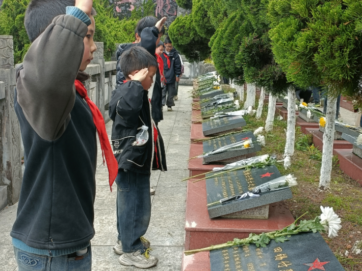 龙山县兴隆小学：清明祭英烈 清廉润童心