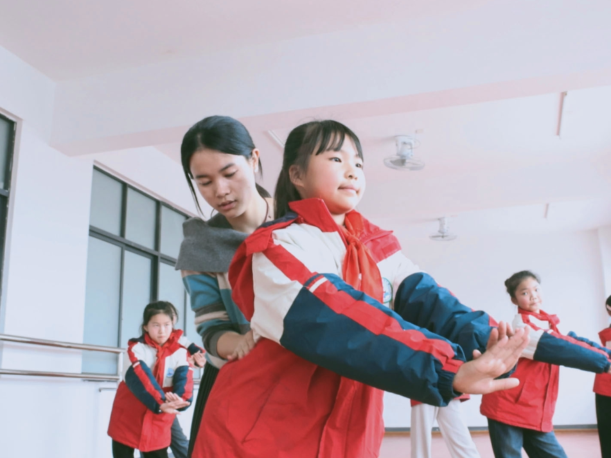 “这才是最纯粹的舞蹈！”衡阳县演陂镇中心小学三名女孩用舞姿绽放光芒