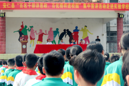安仁县教育系统领导带头进校园讲授思政课