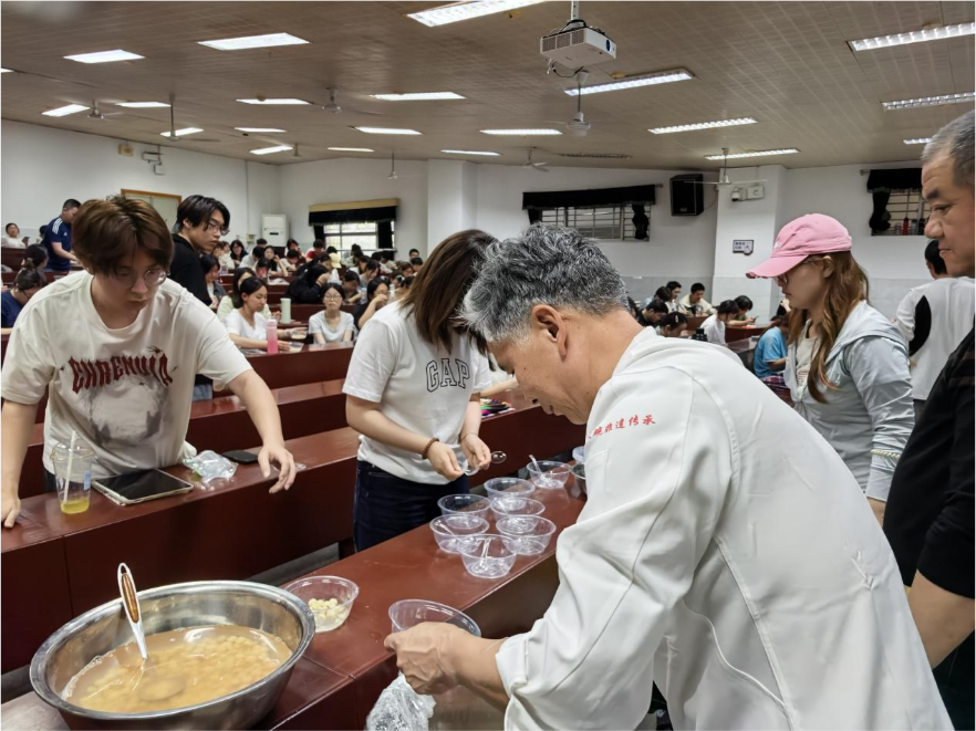 让非遗美食“活”起来  湘菜米其林大师进湘潭大学课堂