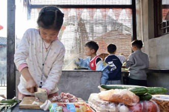 保靖：亲子灶台练技能 烟火气中悟成长