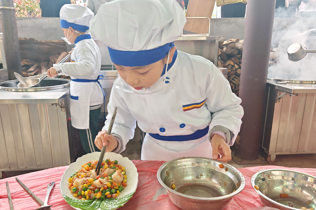 烟火气里的成长课！娄星区99支中小学生队伍农庄比拼烹饪手艺