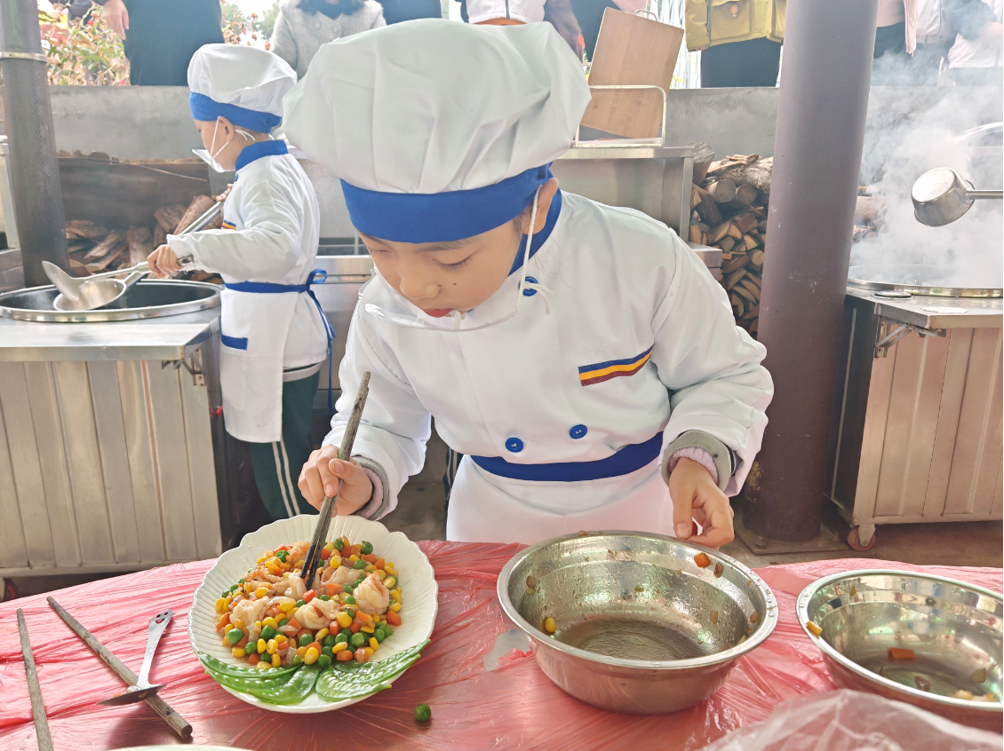烟火气里的成长课！娄星区99支中小学生队伍农庄比拼烹饪手艺