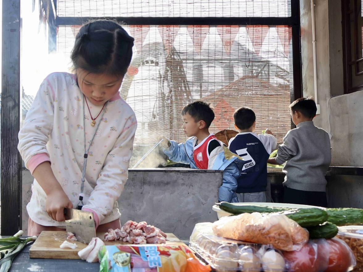 保靖：亲子灶台练技能 烟火气中悟成长