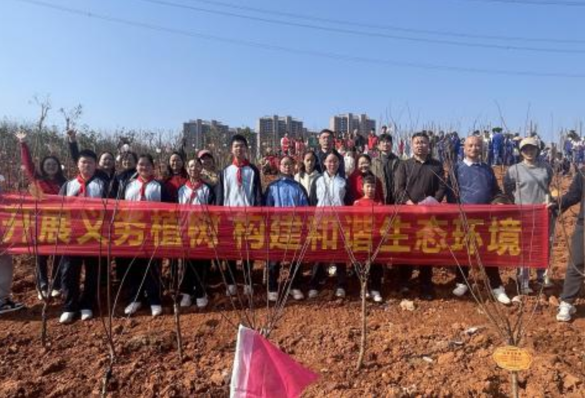 党建带团建 株洲市芦淞区体育路中学开展植树节暨学雷锋主题活动