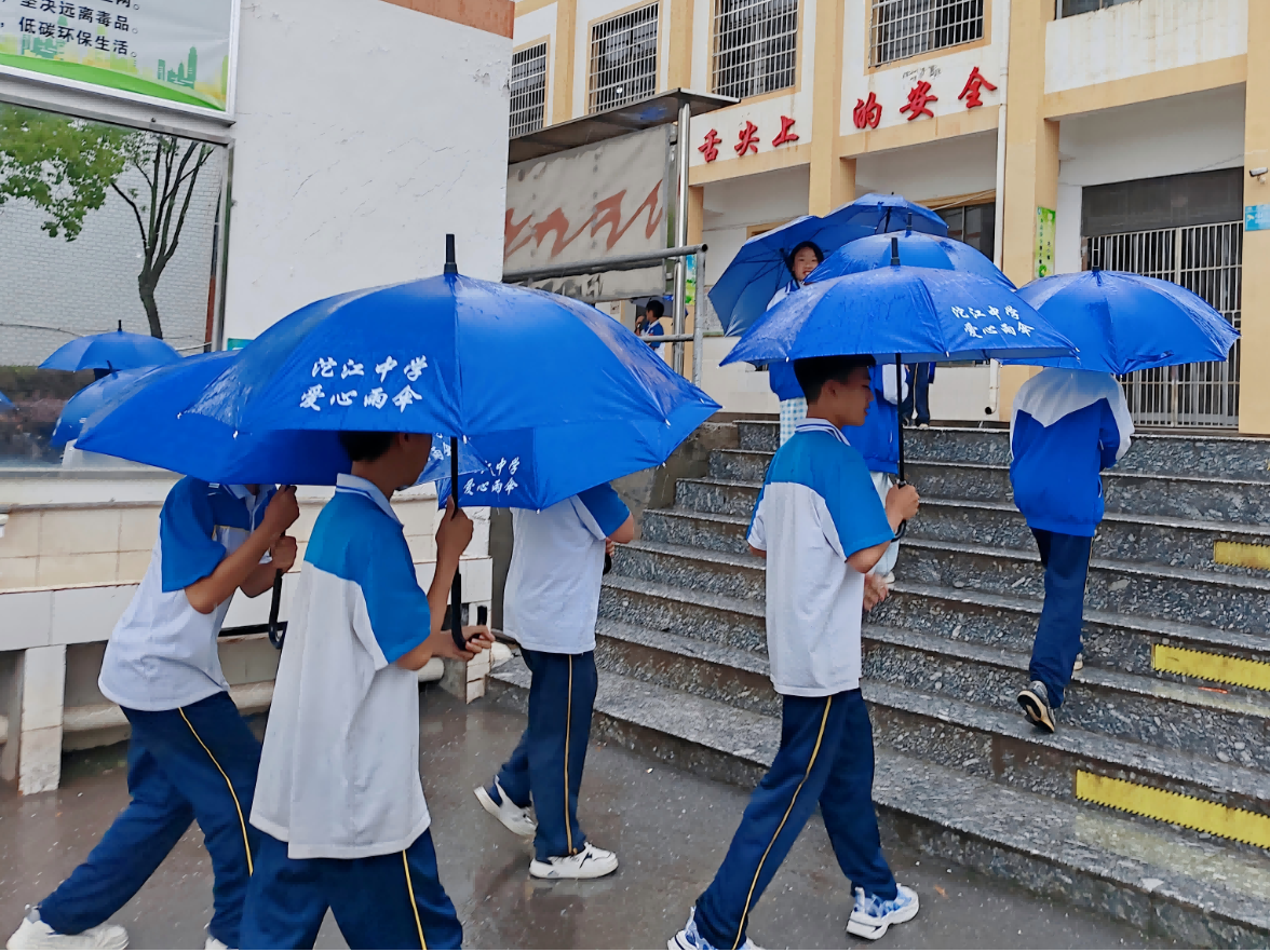 江华沱江中学：爱心雨伞站获师生点赞