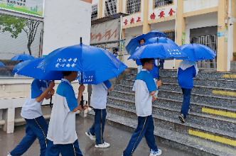 江华沱江中学：爱心雨伞站获师生点赞