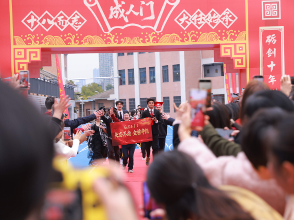 砺剑十年酬壮志，长歌当下报国时