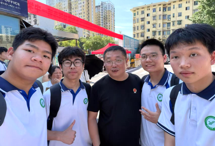 曹剑锋：360张照片与36篇文章背后的教育温度