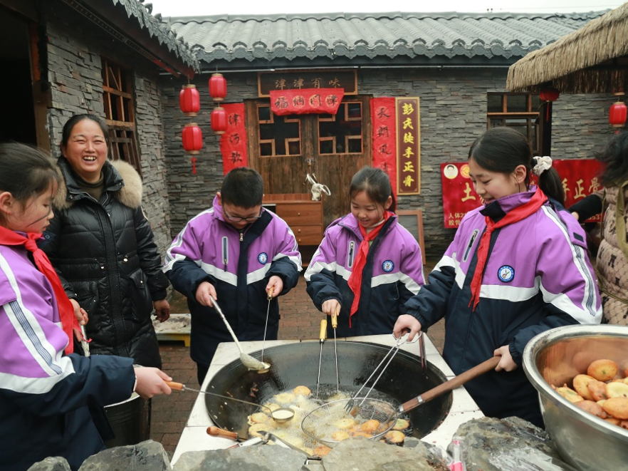 保靖县岳阳小学：少年展“灶”间才艺 巧手传承家乡味道