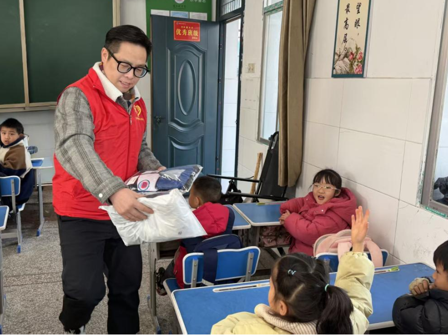 岳阳市云溪区：爱心汇聚温暖 校服传递希望