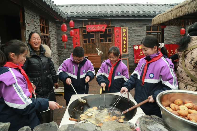 保靖县岳阳小学：少年展“灶”间才艺 巧手传承家乡味道
