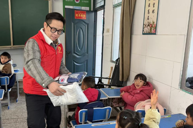 岳阳市云溪区：爱心汇聚温暖 校服传递希望