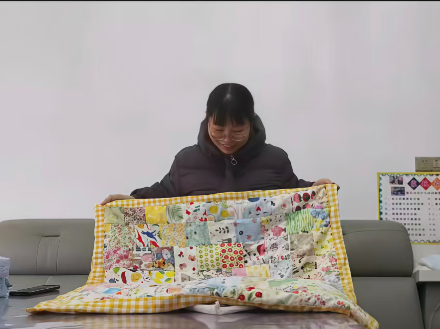 缝进百家被里的师生情