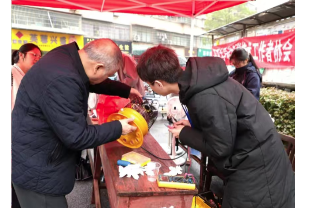 湘潭大学义务维修服务暖人心