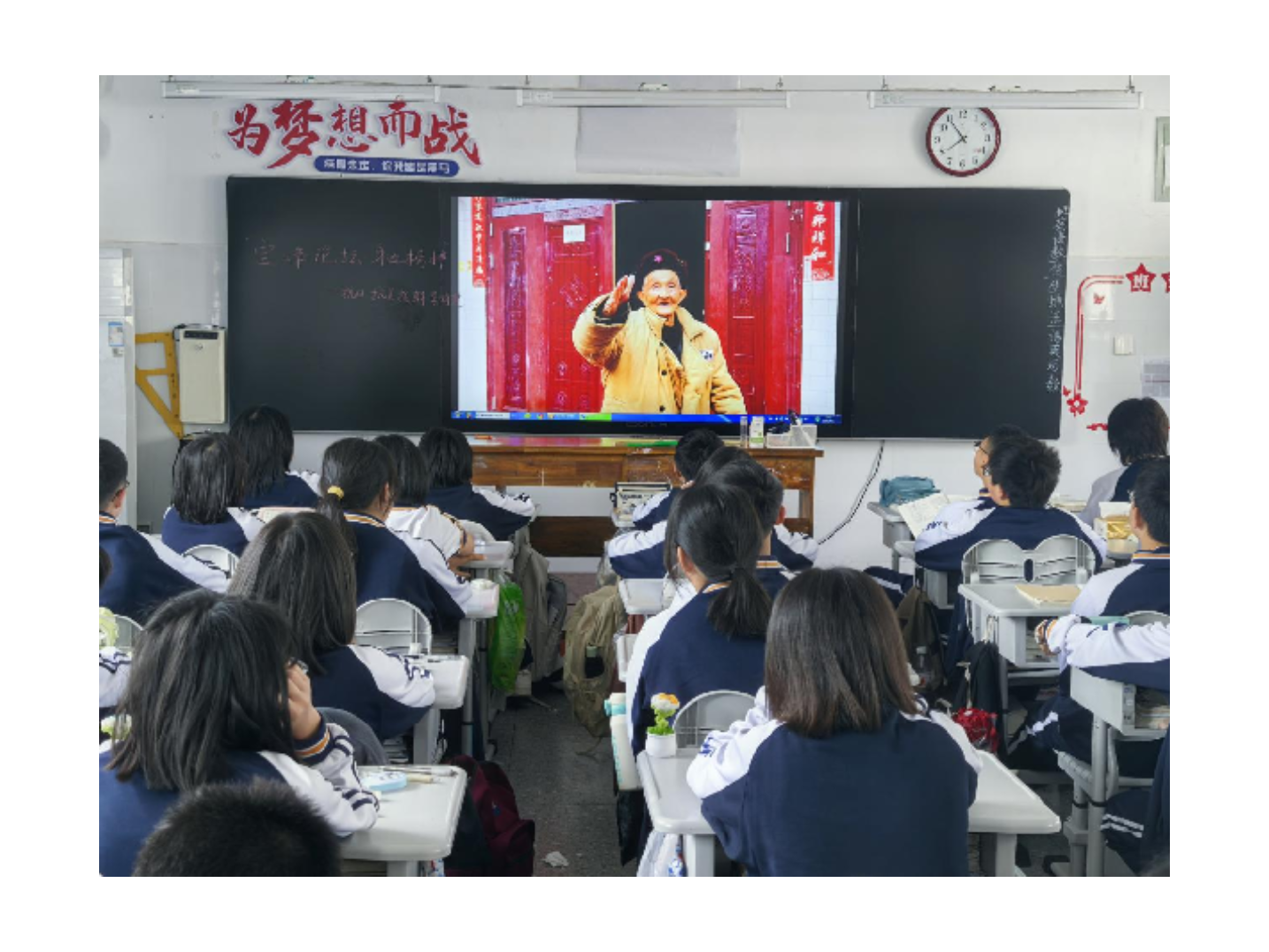 张家界市武陵源一中邀请百岁老英雄李钧楚走进课堂