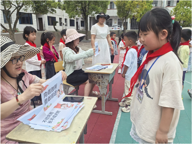 新晃波洲镇中心小学：童心向党庆“六一” 红色研学润成长