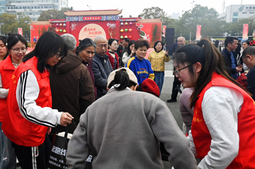 湖南交通工程学院青年志愿者护航首届银发经济展会