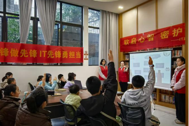 长沙理工大学学子为青少年解锁科技“码”力