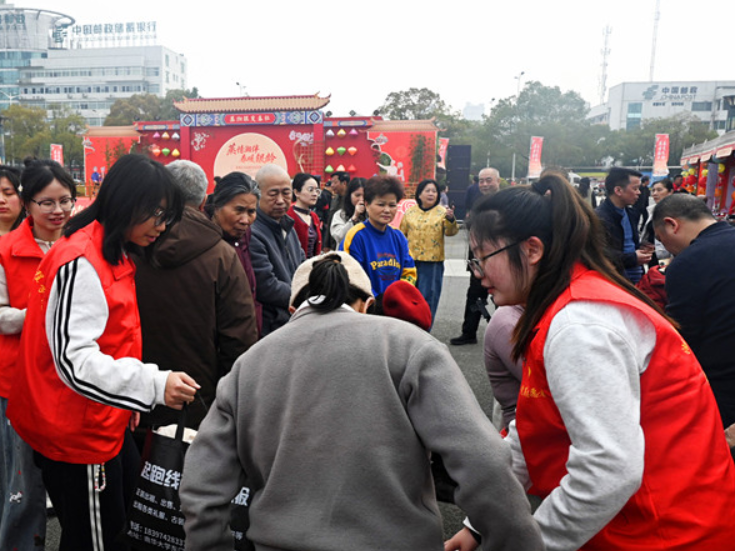 湖南交通工程学院青年志愿者护航首届银发经济展会
