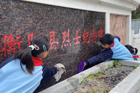 衡阳县太山完小将学雷锋课堂搬进烈士陵园