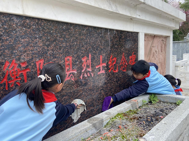 衡阳县太山完小将学雷锋课堂搬进烈士陵园