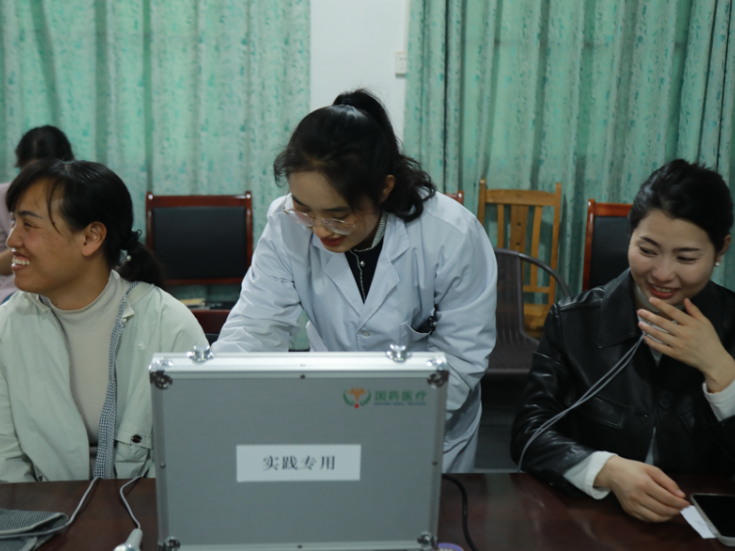 新田县新圩中学：青医益行，留洋中医研究生入校送健康