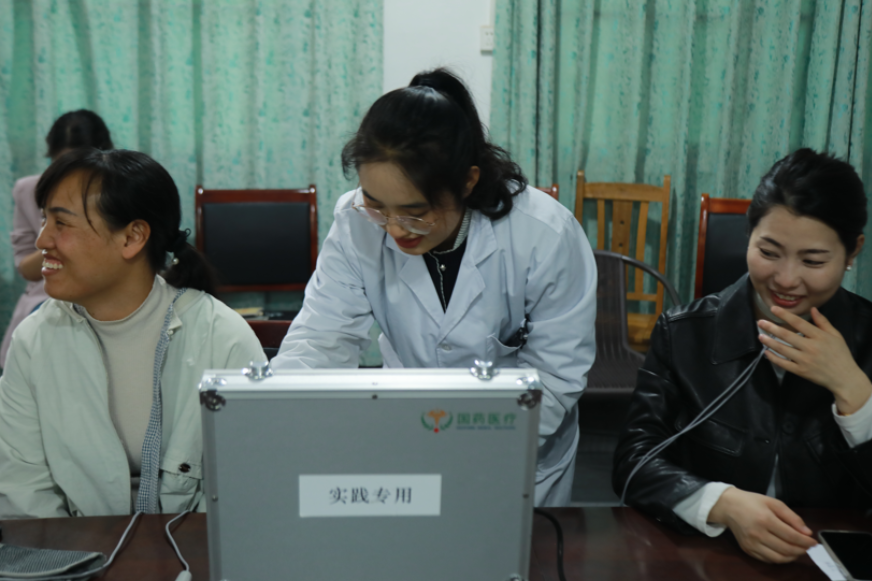 新田县新圩中学：青医益行，留洋中医研究生入校送健康