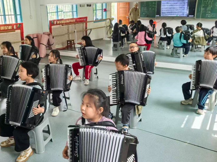 优质美育下乡村 石门县美育共同体开展手风琴教学指导