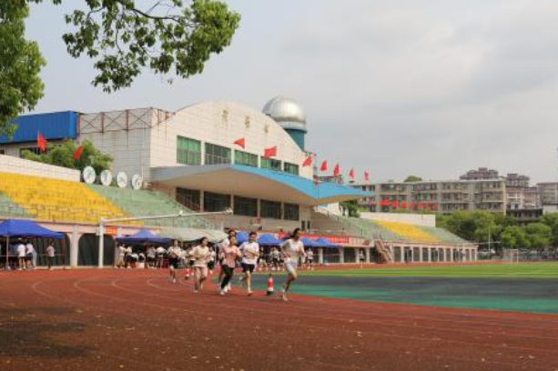 临武县：体育中考结束 立定跳远成新宠