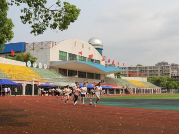 临武县：体育中考结束 立定跳远成新宠