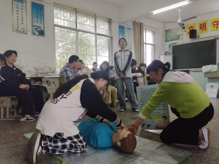 桃江县灰山港镇金沙洲中学：“小小河长”护碧水 校社联动育新人