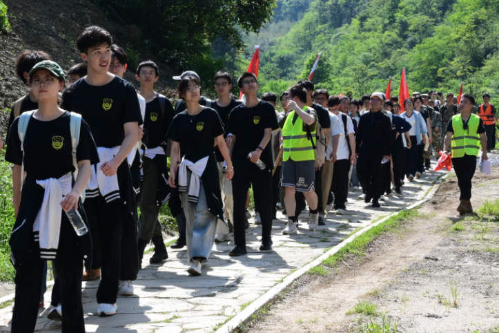 湘潭大学300余名学子重走伟人求学路